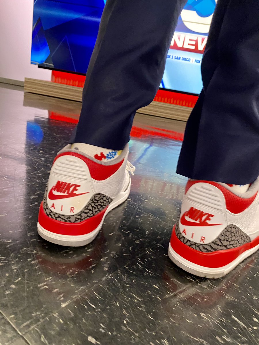 RaoulMartinezTV's tweet photo. Happy #SneakerFriday!! π₯π΄ #SneakerAnchor #FireRed3s #Jordans #Sneakers https://t.co/JPGvjh35Vv