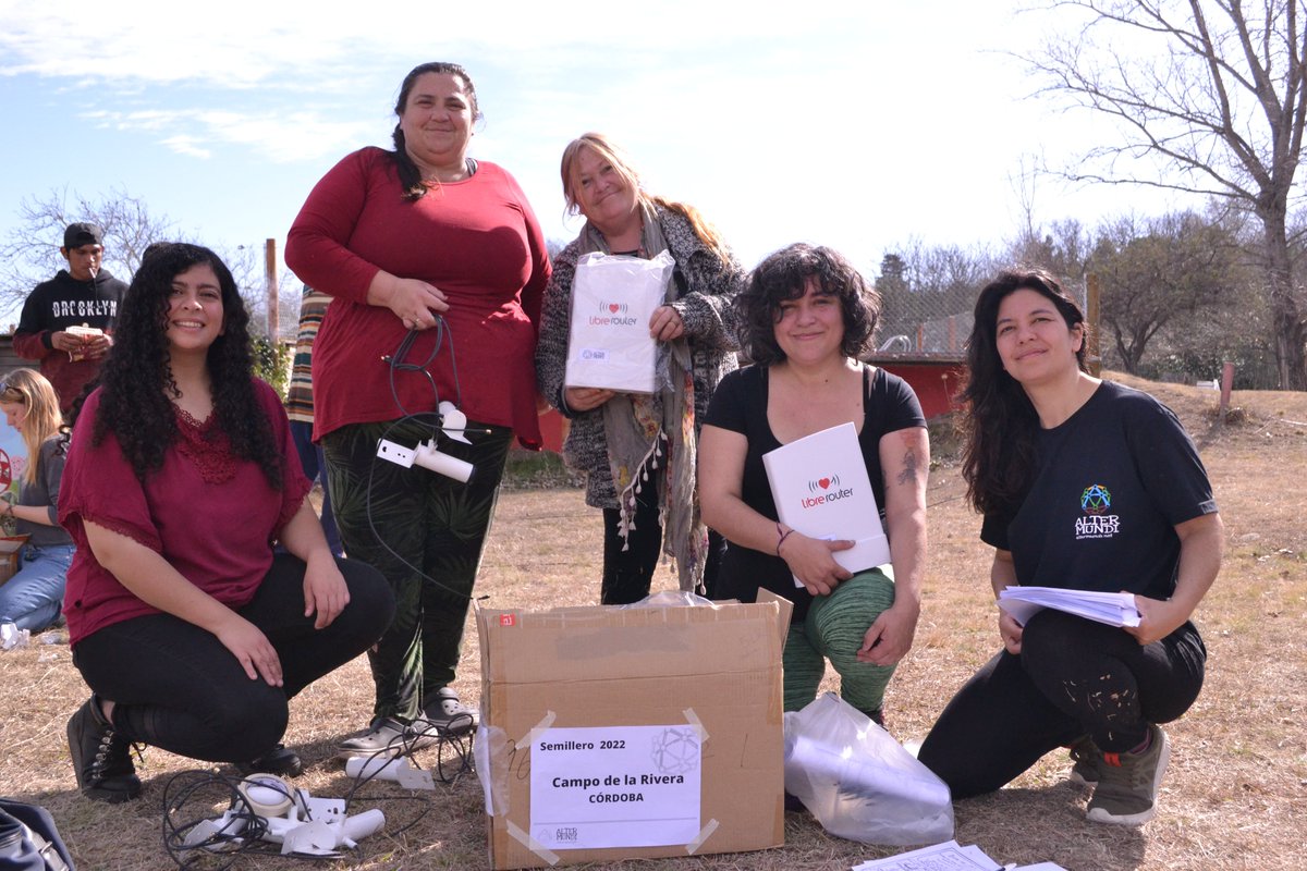 AlterMundiNet's tweet photo. En el #Semillero2022 cada una de las 15 comunidades participantes recibió 4 #LibreRouter, materiales y herramientas para desplegar su primer pedacito de #RedComunitaria y poner en práctica en su territorio todo lo aprendido durante los encuentros virtuales y presenciales https://t.co/APoG5JepeF