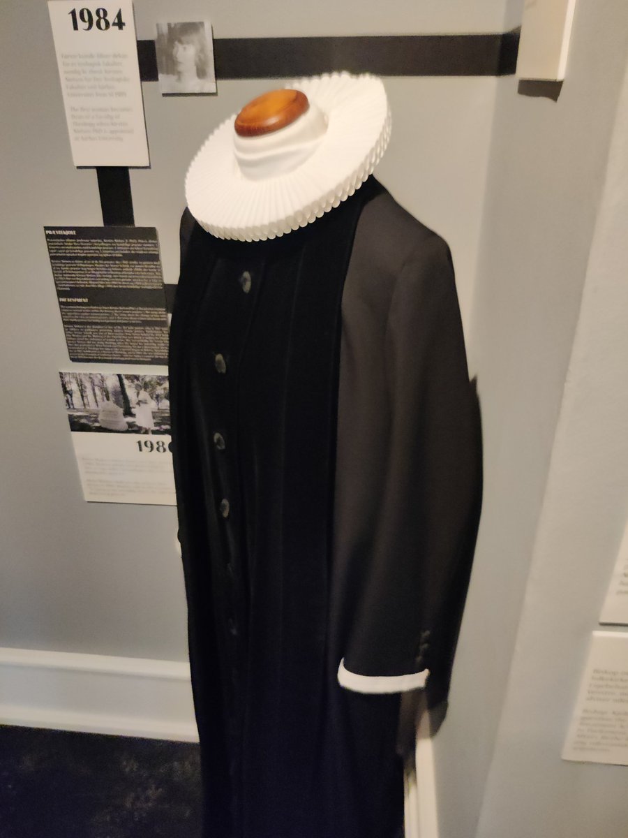 marievejrup's tweet photo. Fantastisk fredag m fejring af 75 års jubilæum for kvindelige præster i Folkekirken og åbningen af udstillingen "Guds ord i kvindemund" på KØN m udgivelse m samme navn! Og her Professor Kirsten Nielsens doktor-præstekjole som kan ses i udstillingen. https://t.co/YOmFfa2PST