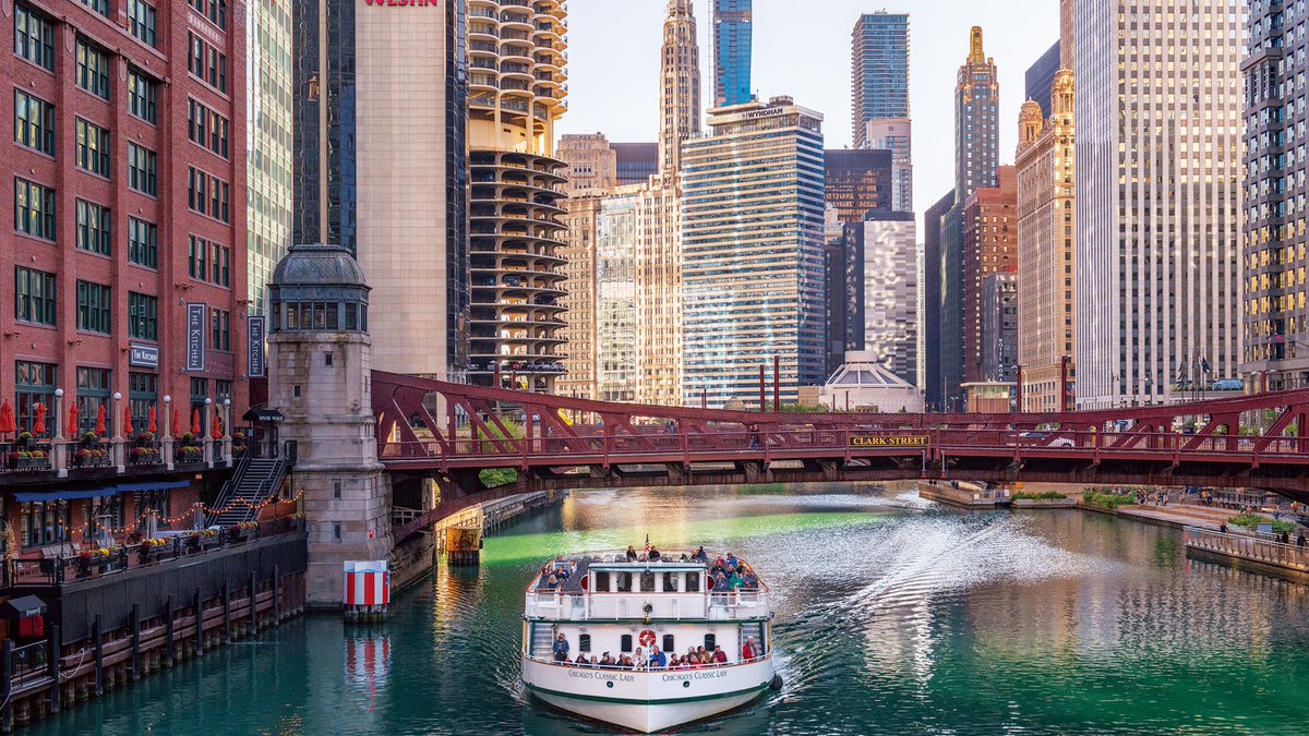 Take an educational ride on the @CFLCruises Chicago Architecture Foundation River Cruise! ⛴️ Running for nearly 30 years, the tours showcase the area's most famous buildings from a unique angle. long-weekends.com/articles/sprin…