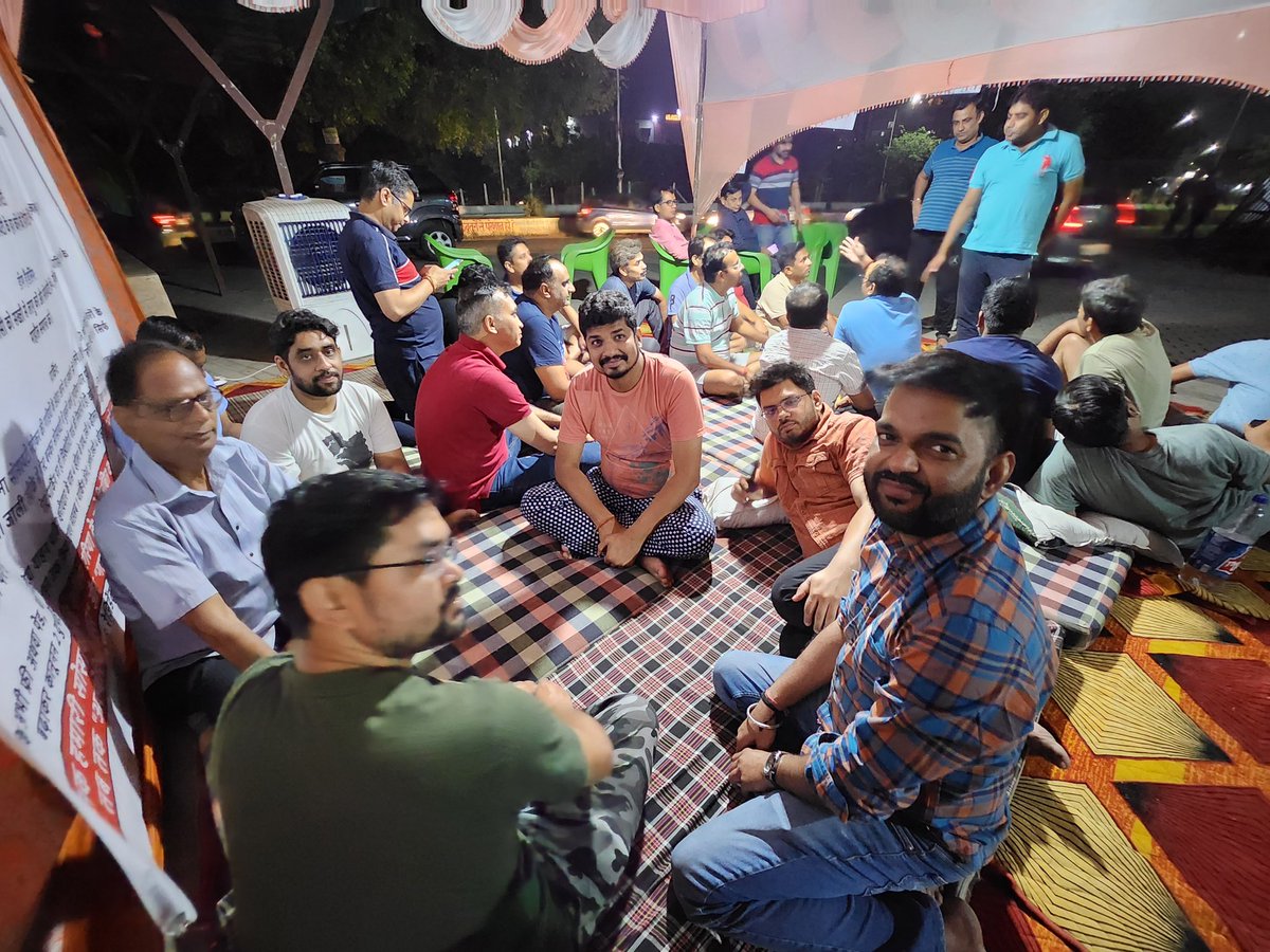 bikramrana1296's tweet photo. PROTEST 6th Day
Supertech Ecovillage 1

6 दिन से इकोविलेज 1 के निवासी भ्रस्ट, धोखेबाज और महाठग सुपरटेक बिल्डर के खिलाफ अनिश्चितकालीन आंदोलन पर बैठे हैं। ना प्रशाशन को कोई फर्क पड़ता हैं और ना बिल्डर को।
योगी जी और मोदी जी का सुपरटेक क़ो डर क्यों नहीं हैं?
#superchor #andolan_ev1 https://t.co/XJboPH7qjW
