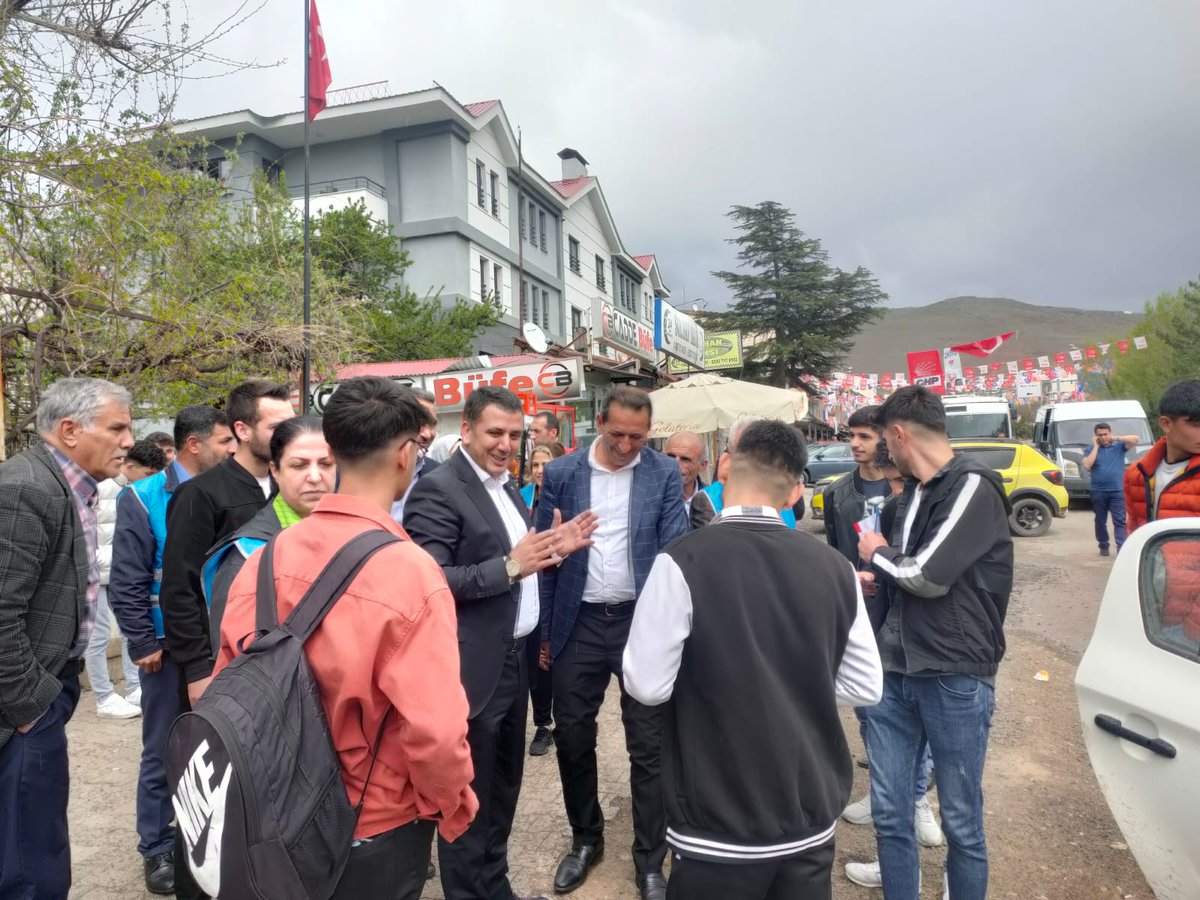 devabingol's tweet photo. İl Koordinatörümüz Sayın Mesut Günaydın, İl Yönetim Kurulu Üyelerimiz ve Gönüllülerimiz, Millet İttifakı Milletvekili Adayımız Sayın Mehmet Canlı ile birlikte Solhan ilçemizde esnafları ziyaret ettiler. https://t.co/ka9SJZOpL1