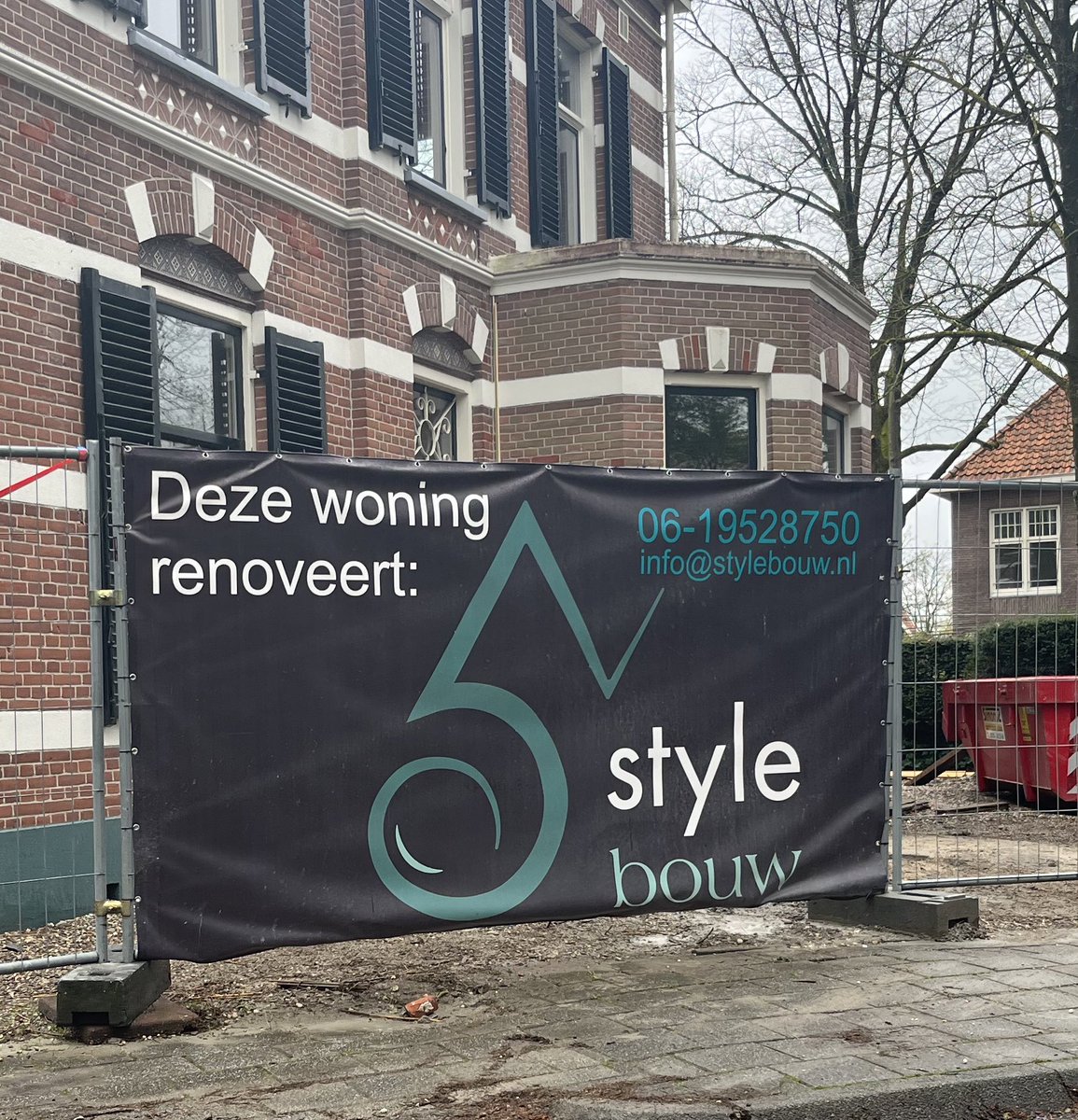 stefanvc's tweet photo. Wie renoveert nu wie? @Taalvoutjes #stylebouw #taalfout #oosterbeek https://t.co/6vRvBUwmxB