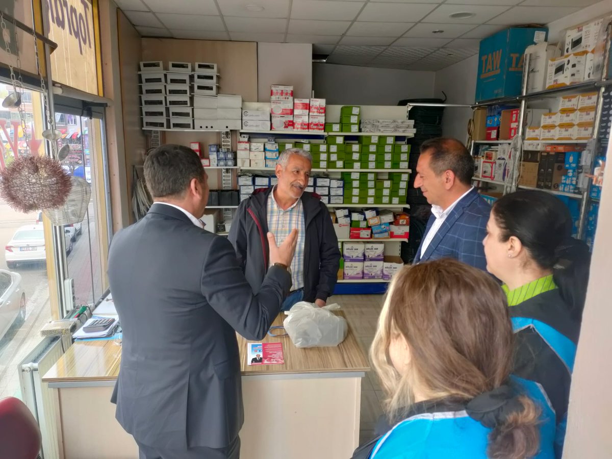 devabingol's tweet photo. İl Koordinatörümüz Sayın Mesut Günaydın, İl Yönetim Kurulu Üyelerimiz ve Gönüllülerimiz, Millet İttifakı Milletvekili Adayımız Sayın Mehmet Canlı ile birlikte Solhan ilçemizde esnafları ziyaret ettiler. https://t.co/ka9SJZOpL1