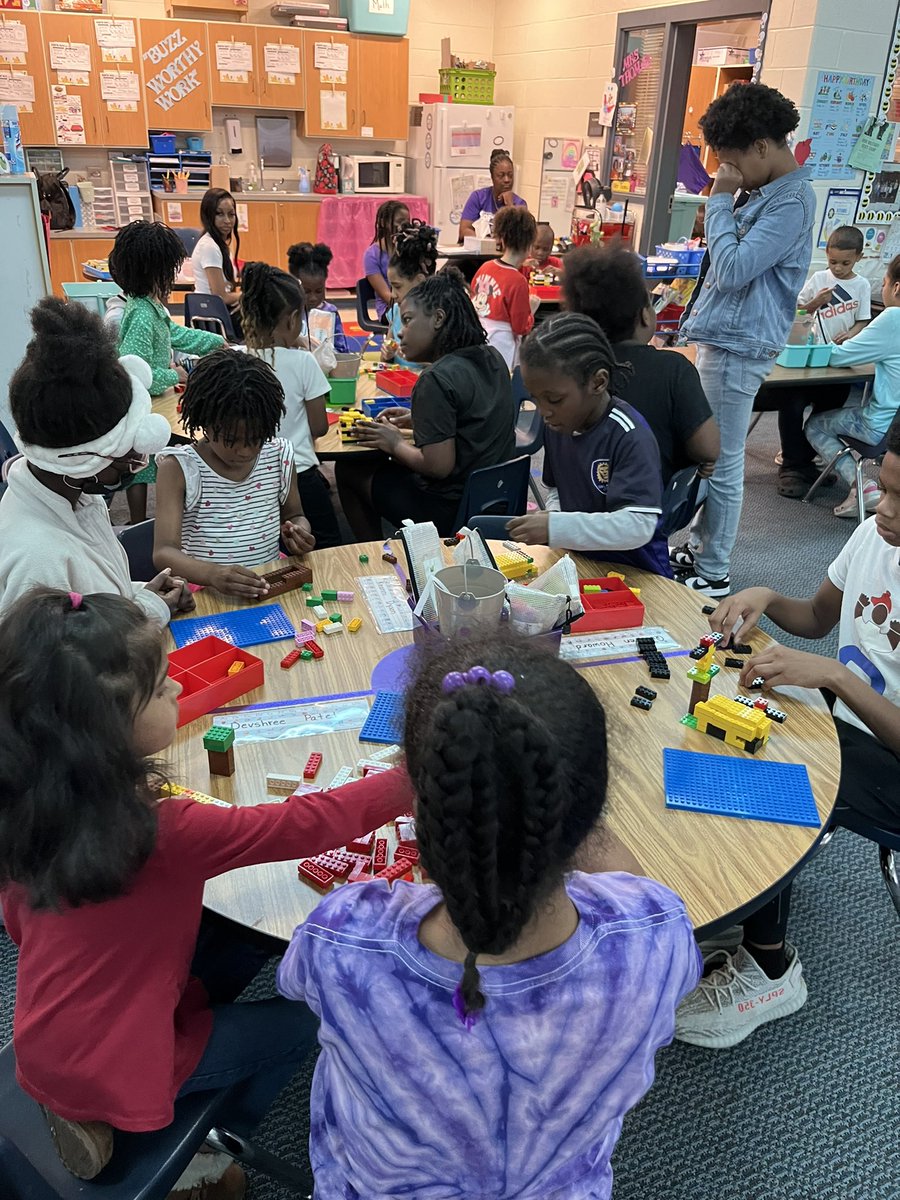 mrskhaller's tweet photo. Helping our kindergarten buddies with their Lego projects!!! #PremierStars @SEstarsR2 @RichlandTwo https://t.co/tWgZ06SnkH
