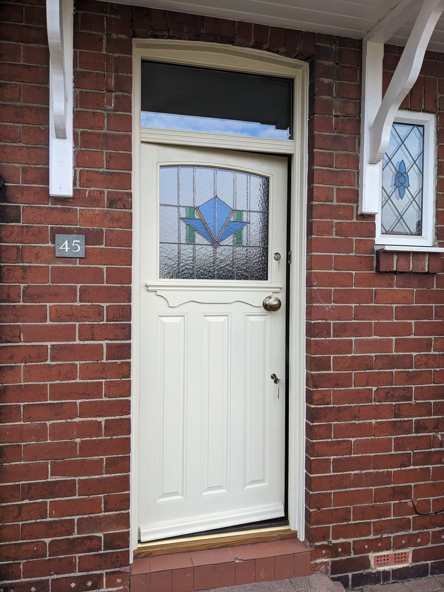 A beautiful Accoya 30s style front door and frame fitted today in Walkerville. Love the stained glass. <a href="/OchiltreeWindow/">Ochiltree joinery</a> <a href="/Accoya/">Accoya Wood</a> <a href="/Guild_MasterC/">The Guild of Master Craftsmen</a> <a href="/IoCarpenters/">IOCarpenters</a>