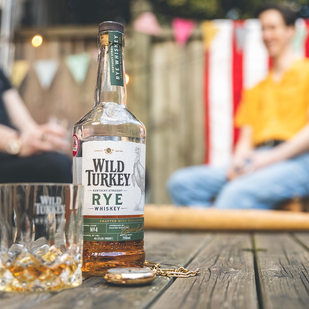 Good times with a good bourbon. 

Who's sipping Wild Turkey this weekend like our friends #thybarberlondon 

Tell us your go to 🥃 below👇 

#wildturkey #wildturkeyrye #thybarber #thybarberlondon #londonbarber #whiskey

Please drink responsibly.