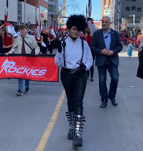 CTVIanWhite's tweet photo. Calgary Mayor @JyotiGondek (as Edward Scissorhands) was among those who embraced the spirit of the Parade of Wonders this morning to kick off @Calgaryexpo. @AustinLeeCTV reports @CTVCalgary at Noon. #yyc https://t.co/7dHsnfwm8t