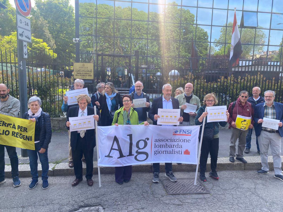 ALG_Lombarda's tweet photo. SIT-IN AL CONSOLATO EGIZIANO A MILANO
“GIUSTIZIA PER L’OMICIDIO DI GIULIO REGENI”
Giustizia per Giulio Regeni: la verità, in questi sette anni, è stata ricostruita, ma restano impunti i responsabili delle torture e dell’uccisione di Giulio, morto in Egitto nel 2016. Stamani, con https://t.co/dGW2gmkZhj