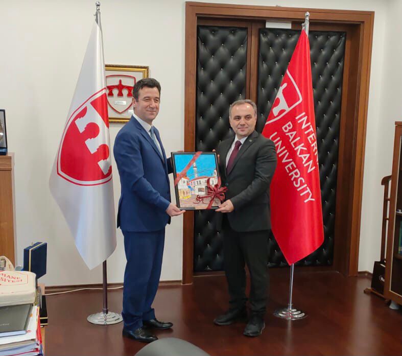 Rektörümüz Prof. Dr. Fatih Altun, Kafkaysa Üniversiteler Birliği Derneği tarafından düzenlenen Eğitim Fuarları kapsamında Makedonya’nın başkenti Üsküp’te Uluslararası Balkan Üniversitesi Rektörü Prof. Dr. Mehmet Dursun Erdem'i ziyaret etti.