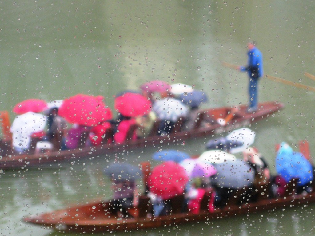 Tja, nur die "Harten kommen in den Garten"!  Bei schönem Wetter kann jeder Stocherkahnfahren, im Regen wird ein einmaliges Erlebnis draus. Morgen soll in Tübingen das Wetter übrigens besser werden. Kommt uns besuchen, wir freuen uns! #visittuebingen #weareGermany #Kahnfahren