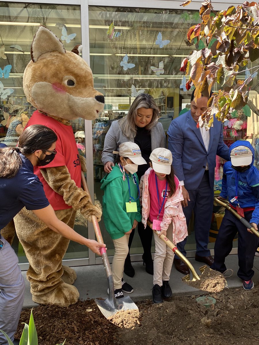 SDPublicLibrary's tweet photo. 🌳 #ArborDay update! 🌳
The little trees planted last year at #OtayMesaLibrary with @MayorToddGloria, @CityofSanDiego & #OdiTheCoyote with their crew of helping hands have grown so well. Shout-out to branch manager Nancy for her TLC! 💚 https://t.co/wrLVrAKVS1