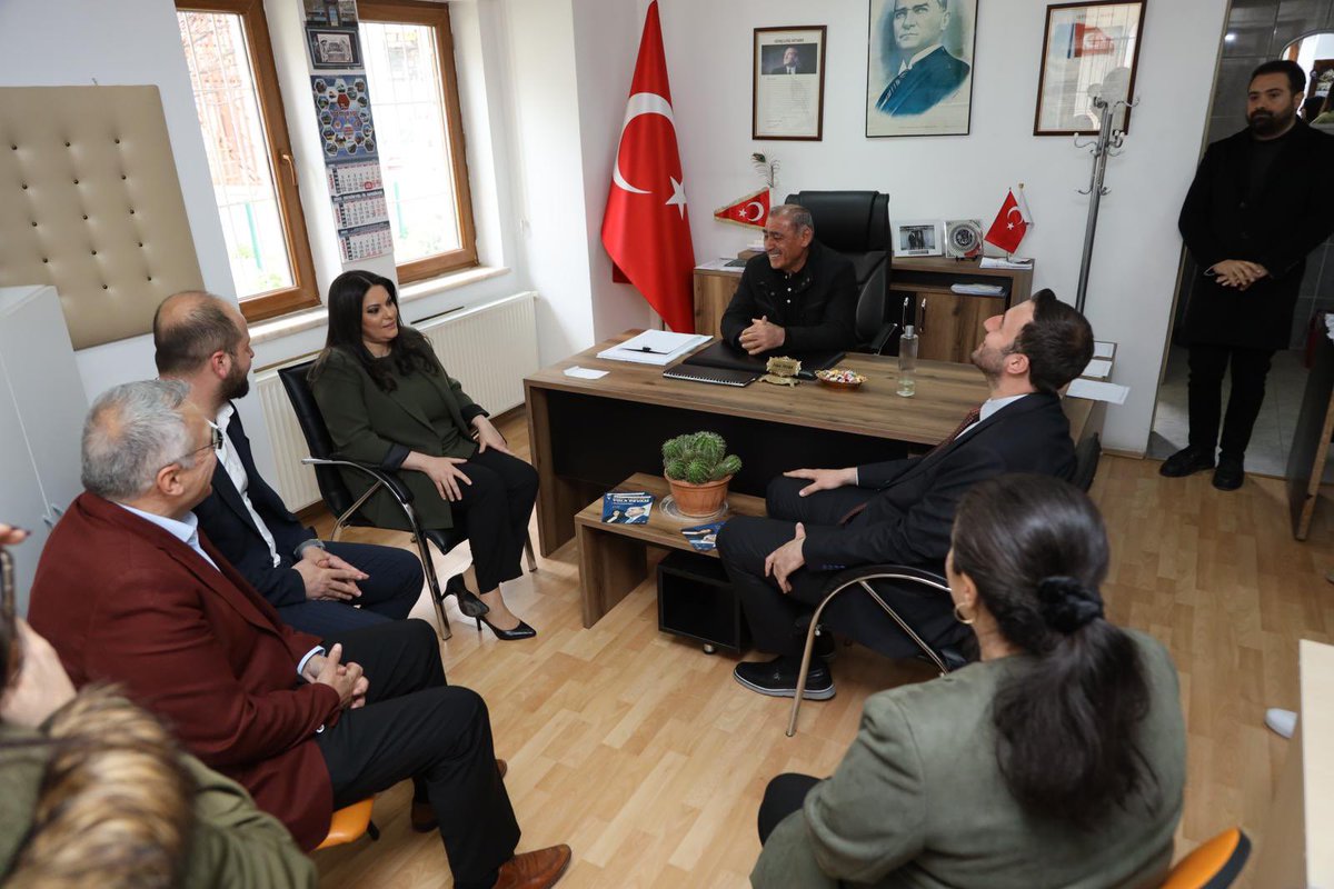 jsarieroglu's tweet photo. 📍Gölbaşı 

Ankara 1.Bölge Milletvekili Adayımız Sayın Tarık Kuyrukçu, İlçe başkanımız Sayın Selim Akceylan ve teşkilatımızla GOP Mahalle Muhtarlığı’nı ziyaret ederek muhtarımız İrfan Tosun ile mahallemize ilişkin konuları değerlendirdik. 

#BizHazırızAnkaraHazır https://t.co/ja8sc3RStB
