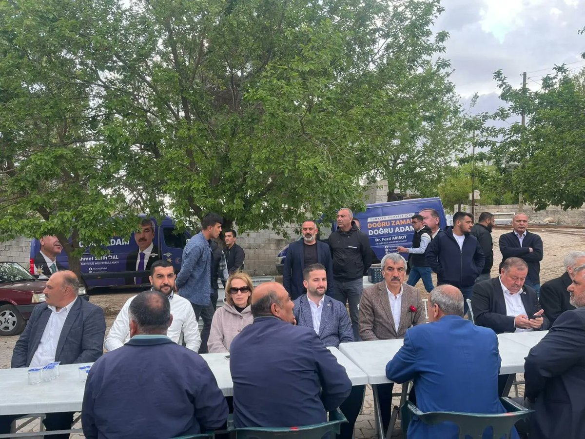 AkKiliss's tweet photo. 📍İzollar Köyü

Polateli köylerimizi ziyaretimizde 
İzollar köyünde akşam yemeğinde vatandaşlarımız ile bir araya gelerek kucaklaştık Cumhurbaşkanımızın selamını ilettik. 
Ardından Çocuklarımıza Pamuk şeker ikramında bulunduk. 

@RTErdogan
@aysekesir
@ahmetsalihdal 
@metinkaraku5 https://t.co/PTuiPyIJIe