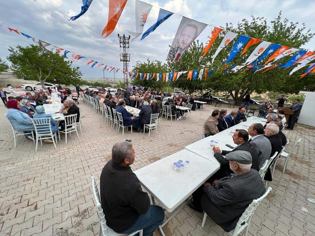 AkKiliss's tweet photo. 📍İzollar Köyü

Polateli köylerimizi ziyaretimizde 
İzollar köyünde akşam yemeğinde vatandaşlarımız ile bir araya gelerek kucaklaştık Cumhurbaşkanımızın selamını ilettik. 
Ardından Çocuklarımıza Pamuk şeker ikramında bulunduk. 

@RTErdogan
@aysekesir
@ahmetsalihdal 
@metinkaraku5 https://t.co/PTuiPyIJIe