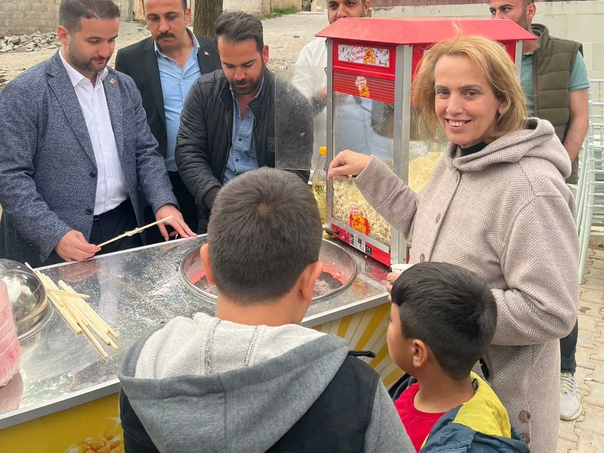 AkKiliss's tweet photo. 📍İzollar Köyü

Polateli köylerimizi ziyaretimizde 
İzollar köyünde akşam yemeğinde vatandaşlarımız ile bir araya gelerek kucaklaştık Cumhurbaşkanımızın selamını ilettik. 
Ardından Çocuklarımıza Pamuk şeker ikramında bulunduk. 

@RTErdogan
@aysekesir
@ahmetsalihdal 
@metinkaraku5 https://t.co/PTuiPyIJIe