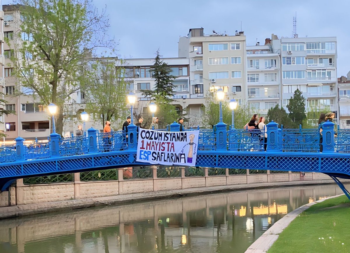 #1Mayıs'ta en acil taleplerimizi haykırmak, depremde kaybettiğimiz sınıf kardeşlerimizin hesabını sormak, işçi sınıfı ve ezilenlerin gücünü göstermek için hayatı durduralım.

1 Mayıs'ta sokaklara akalım, meydanları dolduralım.