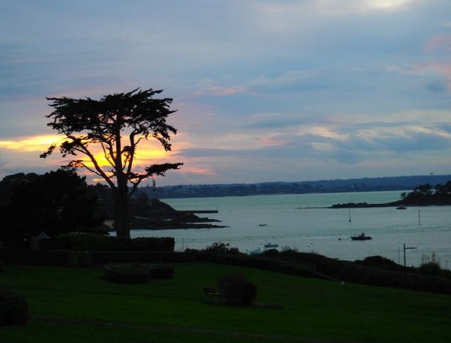 " Âgé de cent mille ans, j’aurais encore la force
De t’attendre, ô demain pressenti par l’espoir.
Le temps, vieillard souffrant de multiples entorses,
Peut gémir : Le matin est neuf, neuf est le soir. "

Robert Desnos