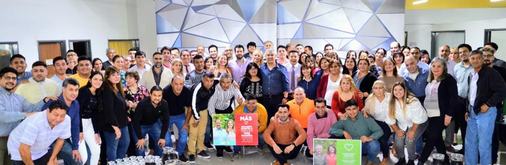 RamonNicolasVe1's tweet photo. Acompañando y apoyando a nuestro conductor  @QuintelaRicardo y @TeresitaMadera llevando su mensaje y a los Candidatos a intendente @amolinalarioja y @monidiazdalbano  #7M #TodosSomosAjalar https://t.co/EyCiad6z9J