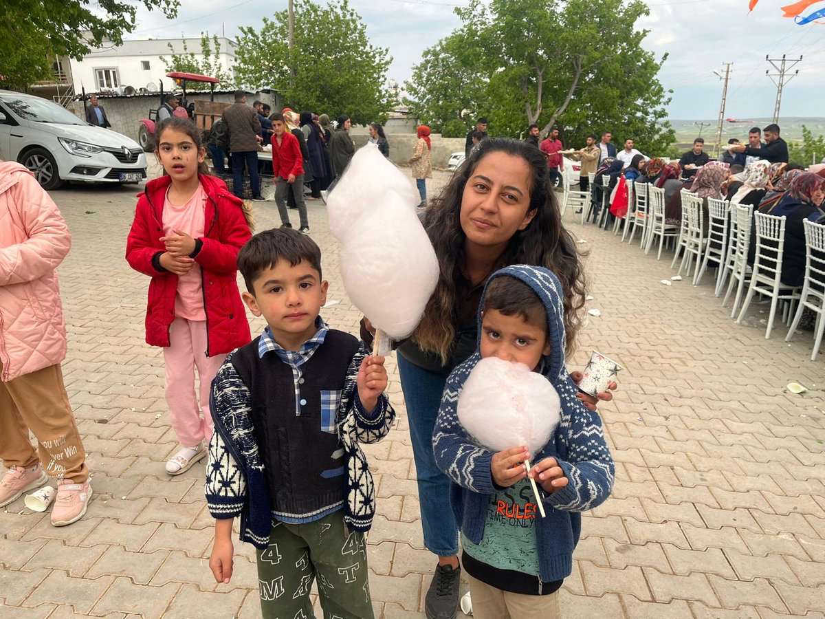 AkKiliss's tweet photo. 📍İzollar Köyü

Polateli köylerimizi ziyaretimizde 
İzollar köyünde akşam yemeğinde vatandaşlarımız ile bir araya gelerek kucaklaştık Cumhurbaşkanımızın selamını ilettik. 
Ardından Çocuklarımıza Pamuk şeker ikramında bulunduk. 

@RTErdogan
@aysekesir
@ahmetsalihdal 
@metinkaraku5 https://t.co/PTuiPyIJIe