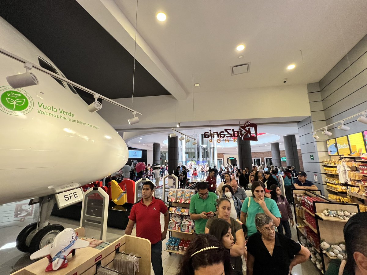 CCynCortes's tweet photo. Queja de Señora: @KidZaniaMexico te dice que es más fácil el ingreso con boletos comprados en línea y entran más rápido las personas que NO traen boleto…. (Foto Fila con Boleto…) #Kidzania #Findesemana https://t.co/bX38IdvlpX