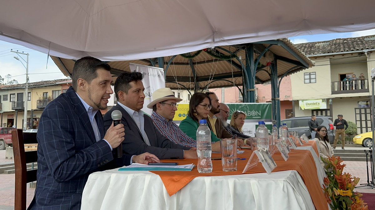 Este esfuerzo contribuirá a la prevención de enfermedades, a la protección frente a desastres naturales como inundaciones y al mejoramiento del desarrollo cognitivo de niños y niñas de las comunidades beneficiadas. <a href="/XAlvaradoC/">Xavier Alvarado</a> #MilPisosParaJugar 🇪🇨 <a href="/SomosGIG/">GIG</a> <a href="/ficemcemento/">FICEM</a>