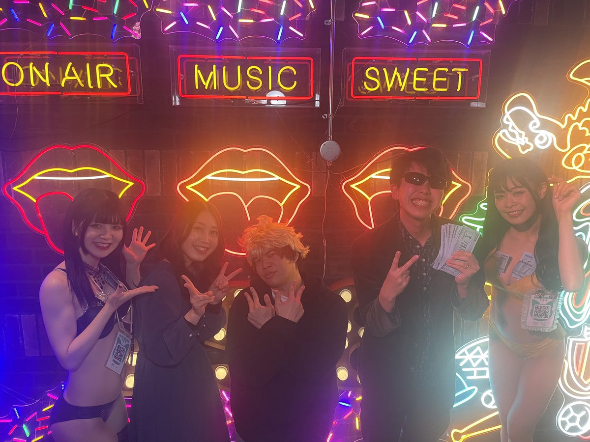 fate_change's tweet photo. 今日も行ってきたよ✨️
友達夫婦の結婚祝い出来て良かった😁
ドリンクもいつでも貰いに来ていいからね♪
にしてもニーナの黒髪可愛すぎる😍
 #結婚おめでとう
 #バーレスクTS 
 #初めてでも楽しめる
  #エンタメ活動を止めない https://t.co/mzXVlHnbQB