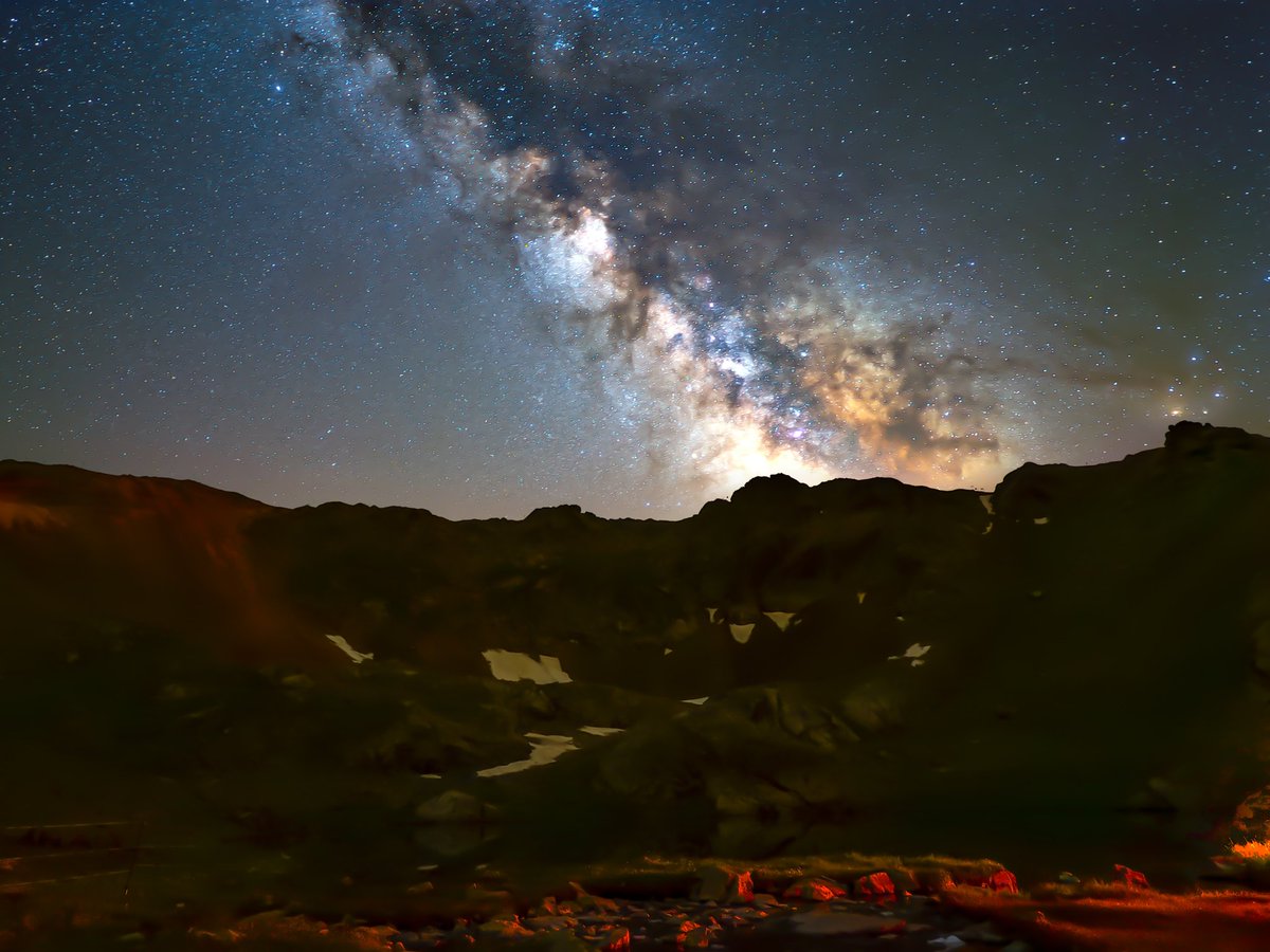Artık her yaz düzenli olarak kamp kurduğum Kaçkar zirvelerinden bir tanesi de Anzer vadisi zirvesi. Hani o meşhur Anzer balının membası. 2960 mt rakımda bir buzul gölünün kenarından, soğuk ve rüzgarlı bir gecede sıcak Samanyolu karesi.
