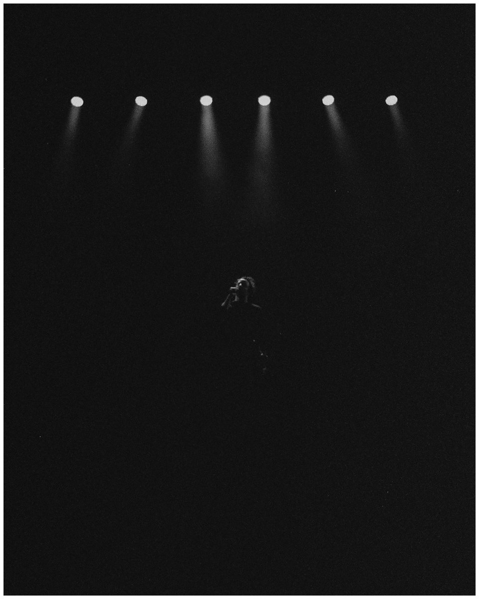 i think this is my favorite photo i have ever taken. 

🪩 <a href="/birdandbyron/">Bird and Byron</a> 
🎫 <a href="/LincolnHall/">Lincoln Hall</a> 
📍 chicago
🎞️ <a href="/Kodak/">Kodak</a> #35mm #trix400
📸 #canonae1