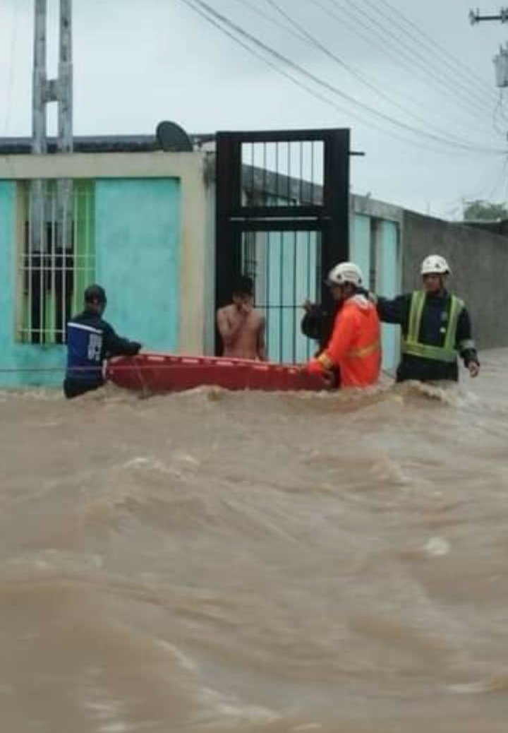JulioCesarCame9's tweet photo. Felicito a todos los  Funcionarios de Protección Civil, al cuerpo de Bomberos, Organismos de seguridad del estado y del municipio, por la ardua labor que desempeñan ante los estragos que causaron las fuertes  lluvias, atendiendo desde el primer momento a los sectores afectados. https://t.co/Bi969eArQY