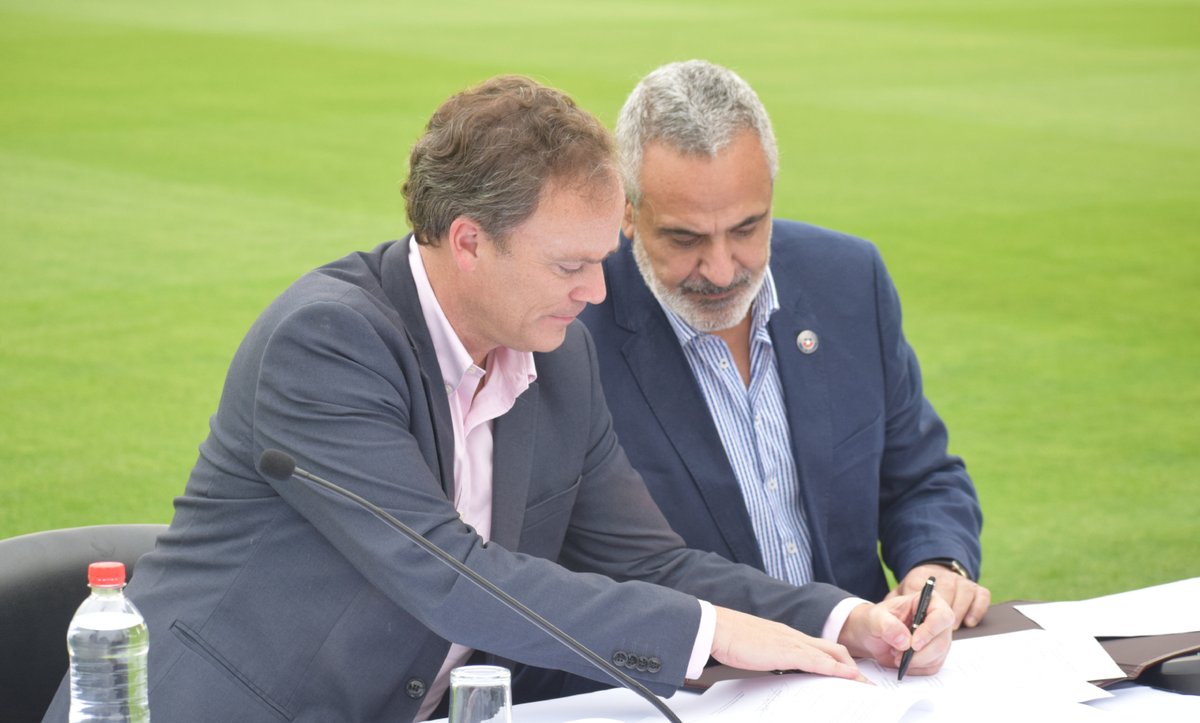 USanSebastian's tweet photo. #BuenasNoticias La #USS y @ANFPChile firman acuerdo colaborativo para formar el Departamento de Ciencias Aplicadas al Fútbol Formativo 👏, el que ofrecerá herramientas académicas y científicas para la formación de futuros futbolistas profesionales. Más ▶️ https://t.co/xLiYhQmY1G https://t.co/7IULloWhxY