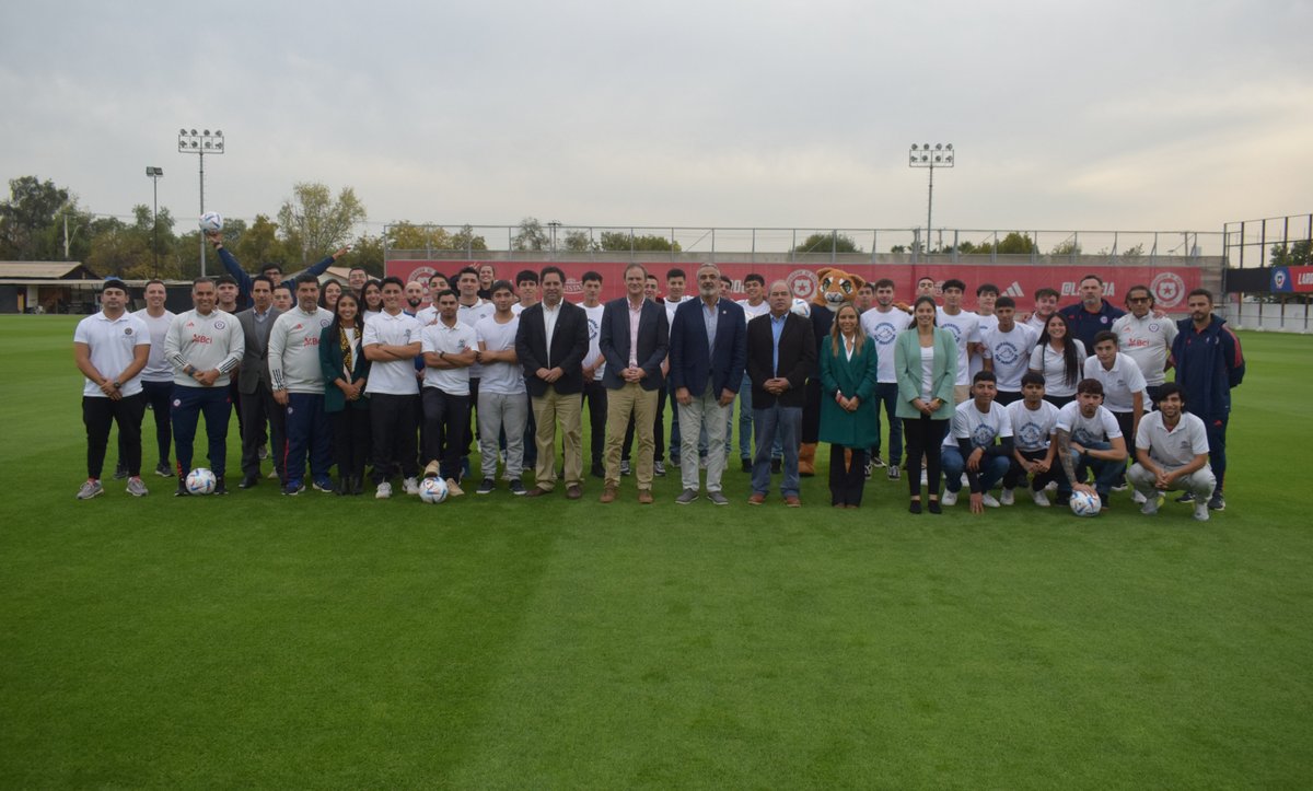 USanSebastian's tweet photo. #BuenasNoticias La #USS y @ANFPChile firman acuerdo colaborativo para formar el Departamento de Ciencias Aplicadas al Fútbol Formativo 👏, el que ofrecerá herramientas académicas y científicas para la formación de futuros futbolistas profesionales. Más ▶️ https://t.co/xLiYhQmY1G https://t.co/7IULloWhxY