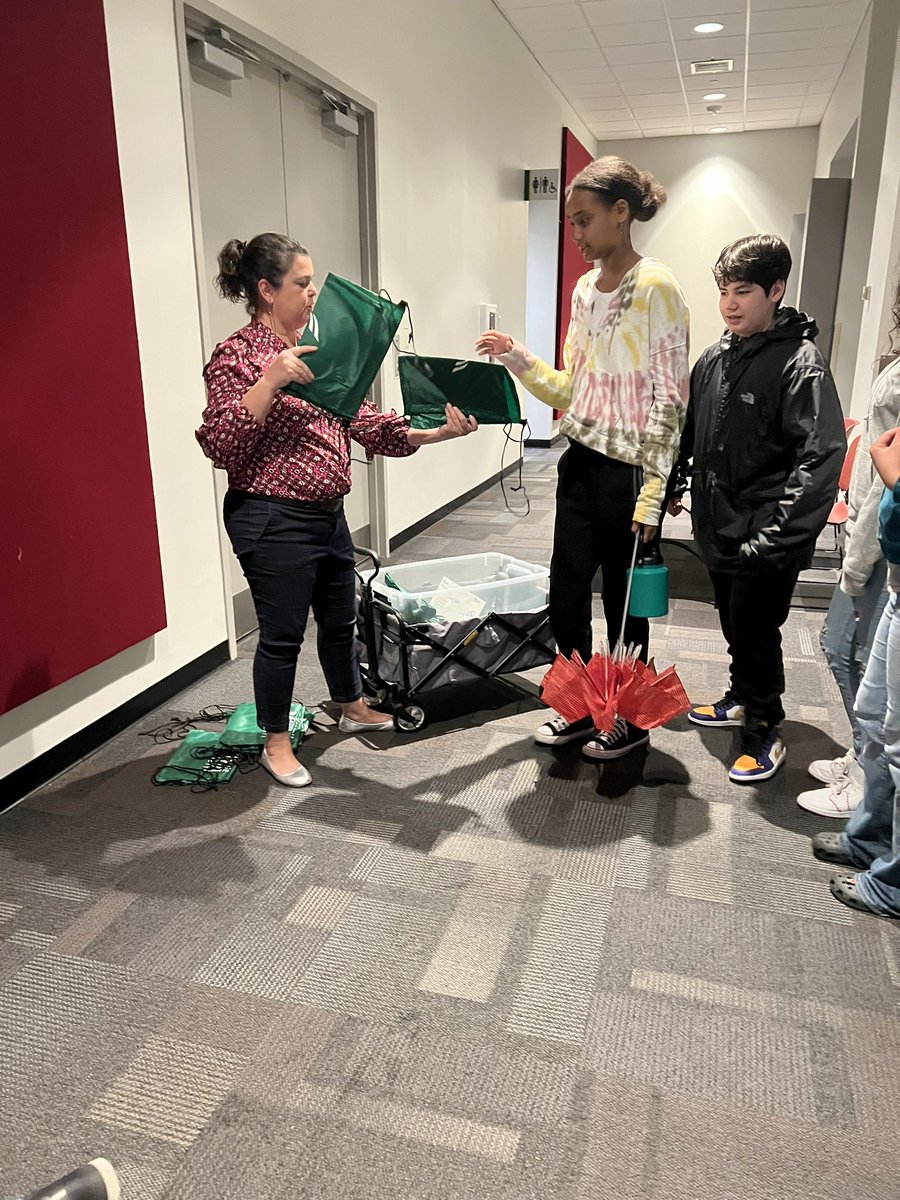 RPMSCounseling's tweet image. A very rainy but successful college tour of @GeorgeMasonU ☔️ Our students learned a lot about majors, class schedules, admissions, scholarships, college life and more! Thank you, GMU, for having our Raiders! 💚 @RipponMiddle #PWCS #PWCSFutureReady #PWCScounseling