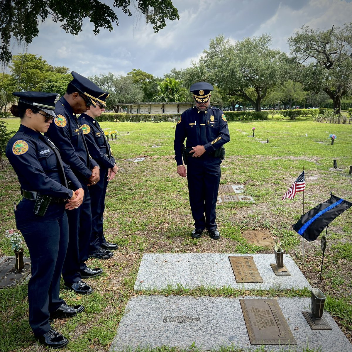 MiamiPD's tweet photo. During Project H.E.R.O. we honor the bravery and sacrifice of our fallen officers. #RememberingOurHeroes #MiamiPolice #ProjectHERO https://t.co/o40lRAFOqe