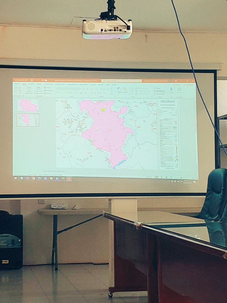 dariochatu's tweet photo. Analizando las propuestas de instalación de casillas extraordinarias en secciones con más de 100 habitantes, para el Proceso Electoral Federal 2023-2024. Trabajo en conjunto con los miembros del servicio profesional electoral. https://t.co/AfjVzi8coJ