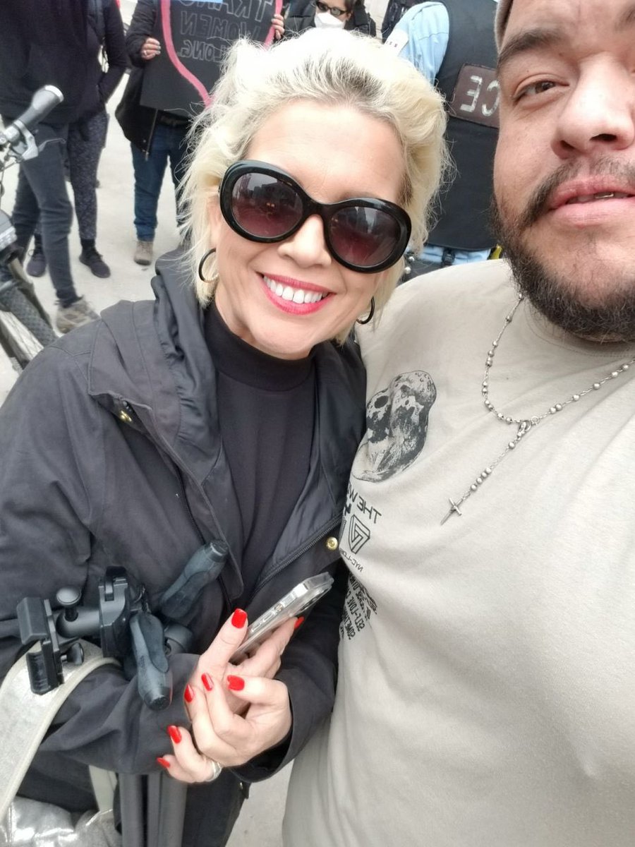 DeniseVFriend's tweet photo. @nefairyass @ICanSeeForever1 You don't think she knows who this guy is? https://t.co/aY7dEKoGaR