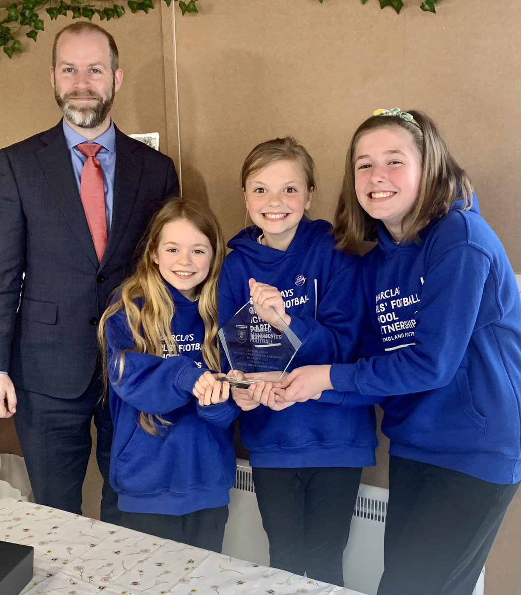 tamesidessp's tweet image. Whilst at @arliestameside today @jreynoldsMP presented the school with the #letgirlsplay award from @Manchester_FA for their amazing efforts ensuring equal access for girls #football #tameside #gfsp #girlsfooty