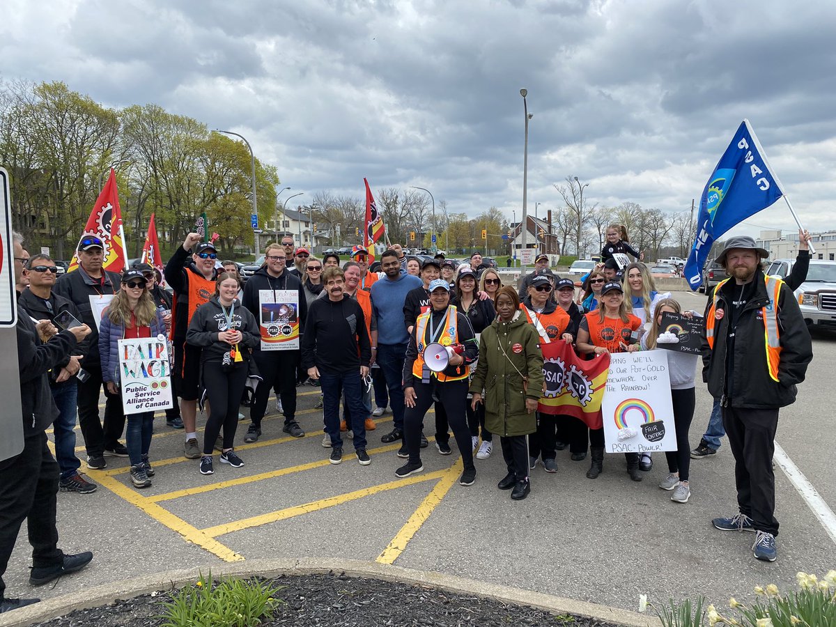 Wayne_Gates's tweet photo. I stand in solidarity with @psac_afpc members in Niagara and across the country, fighting for a fair contract and wages that keep up with inflation. https://t.co/LLG9bHbeqf