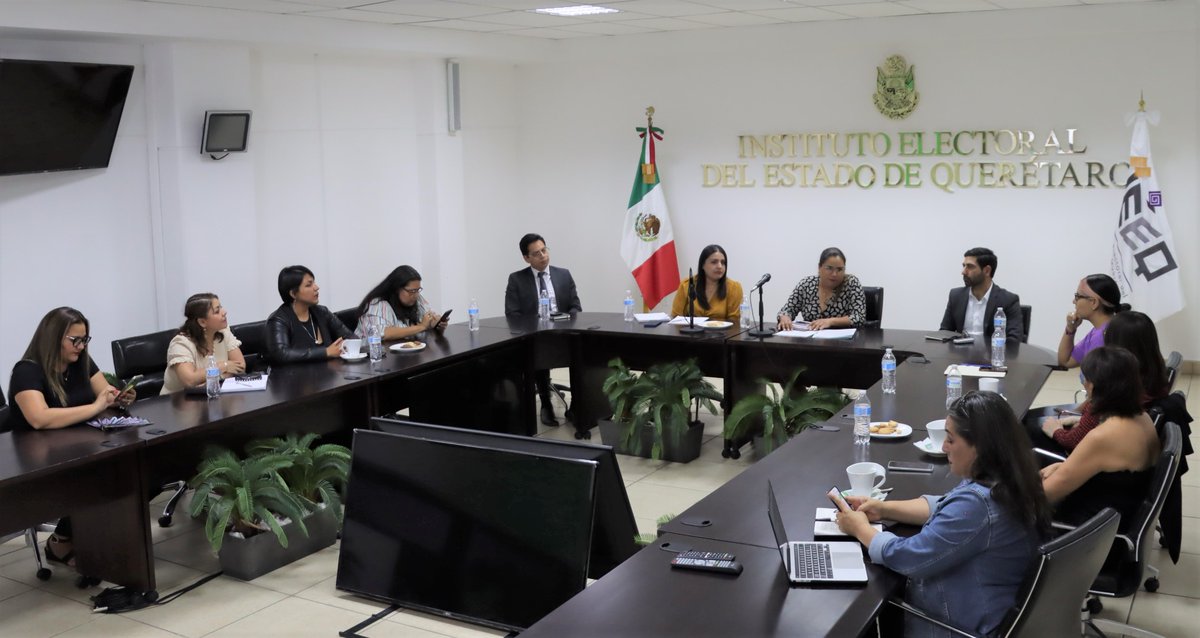 IEEQcomunica's tweet photo. La Consejera Presidenta @muniz_grisel, la consejera @RosaMarthaGmez1 y funcionariado del @IEEQcomunica se reunieron con integrantes de La Agenda Política Feminista "Nunca más sin nosotras", a fin de dialogar sobre los avances y retos en materia de #paridad. #IgualdadSustantiva https://t.co/oOEvHMmjCK