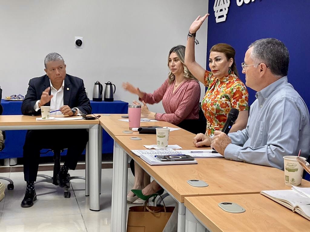 felixfelixvic's tweet photo. El esfuerzo empresarial de Sonora y sus condiciones actuales ante la relocalizacion de empresas en el mundo, así como la experiencia de vida en los negocios del Presidente de @COPARMEXSON Gilberto Robles, propietario de #ABARREY, se dilucidaron en #CafeEmpresarial. https://t.co/dsdqWtM4ED