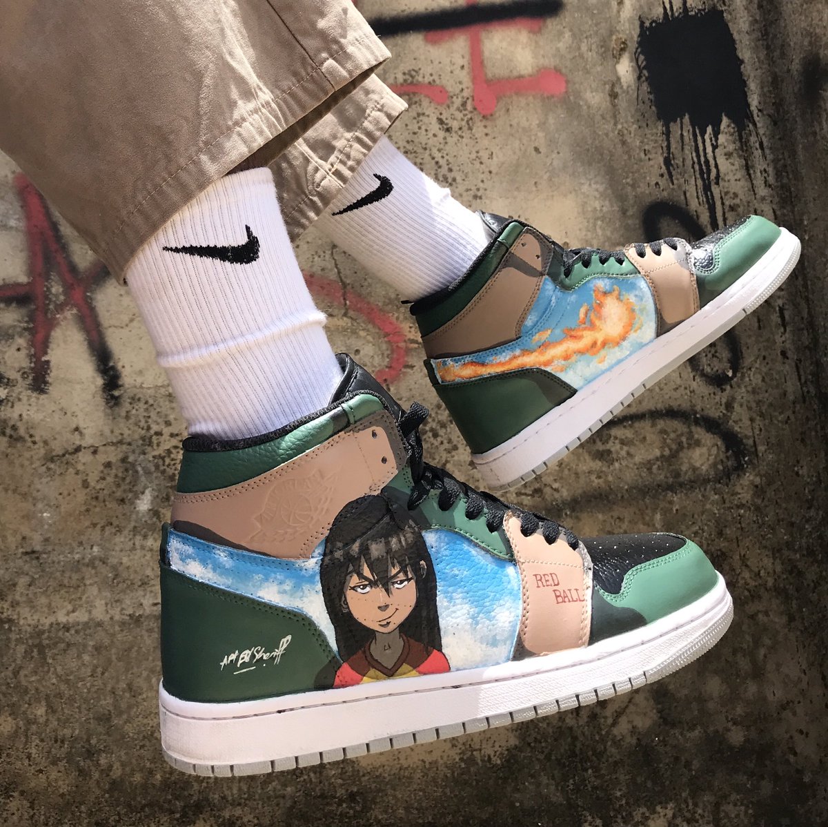 sheriffeyisitan's tweet photo. Hand painted a pair of “The Boondocks” AJ1s🎨

Episode: Red ball☄️ https://t.co/gLS8wh874u