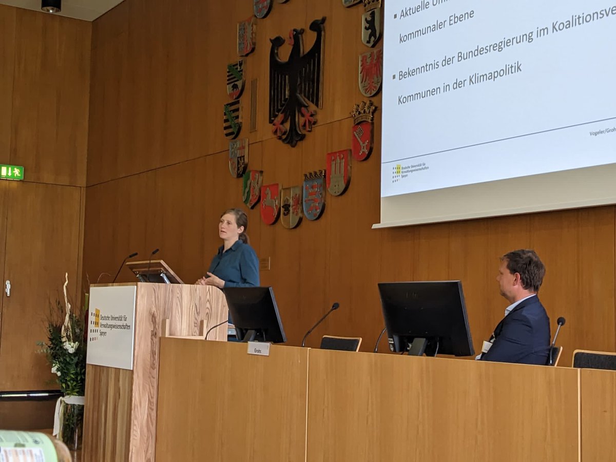 colettevogeler's tweet image. Zwei inspirierende Tage zum Thema #kommunale #Klimapolitik @Uni_Speyer @GrohsStephan. Besonderer Dank an alle ReferentInnen. Zwischenfazit: Kommunen spielen eine zentrale Rolle, trotz vieler Hürden immer mehr Erfolgsbeispiele!