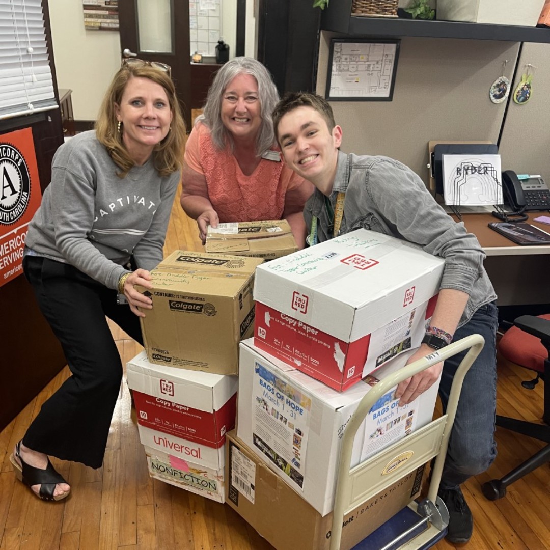 sptbglibraries's tweet image. Thank you to everyone who participated in the Bags of Hope campaign. Thank you to our library staff for dedicating their time to preparing the bags to be distributed to the organizations.

#scpl #bagsofhope #giving #thankful #hope #chesnee #cowpens #boilingsprings #landrum
