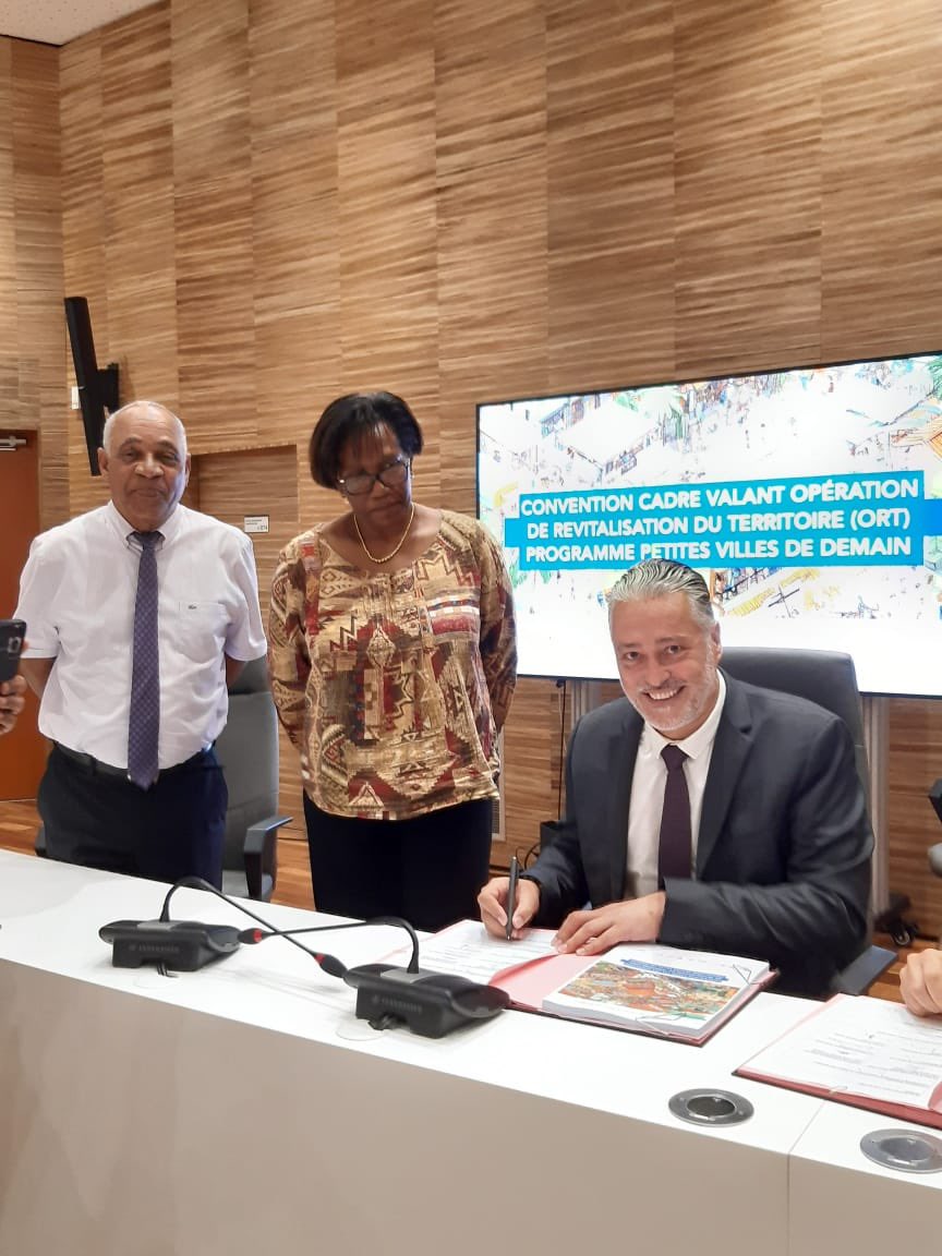 PICOTRoland's tweet photo. Signature de la convention #petitesvillesdedemain de l’Agglo. de l’Espace Sud de la Martinique en présence de son président et des 6 maires des  #Anses d’Arlet, #Trois ilets, #St Esprit, #Ste Luce, #Rivière Pilote #Vauclin. 
La @BanqueDesTerr aux côtés des élus. @BdT_AntGuyane https://t.co/CRcQ5e2oDq