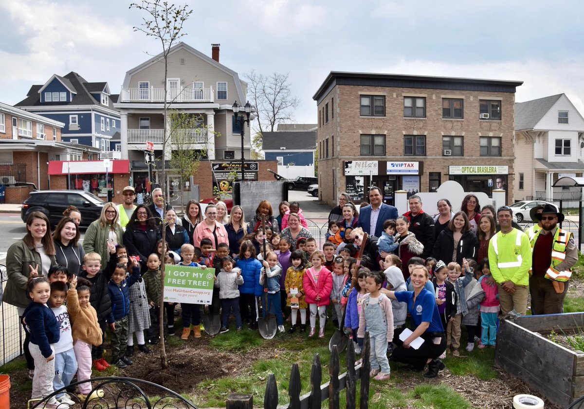 Mayor_DeMaria's tweet photo. We recently partnered with the Massachusetts Department of Conservation and Recreation to plant a tree in front of the Old Everett High School in celebration of Arbor Day!
I'd like to thank the Webster Extension students and teachers for joining us to help plant a Dutch Elm tree. https://t.co/Am5ZTHQ80x