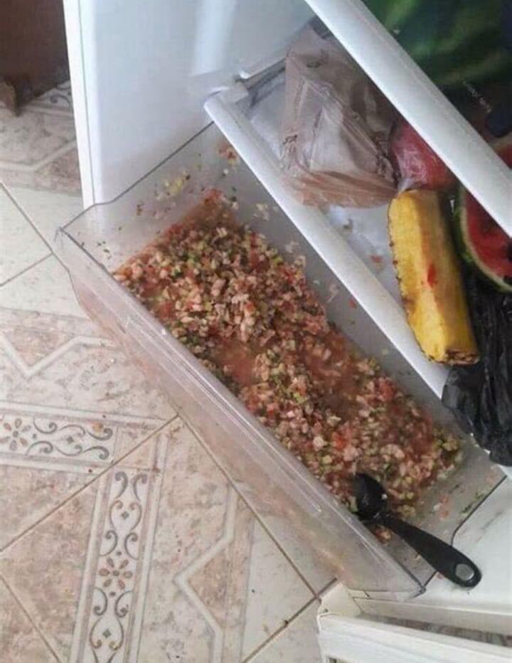 brusnos's tweet photo. com quantos anos você descobriu que essa parte de baixo da geladeira, é pra colocar vinagrete? https://t.co/jC0oPMqImK