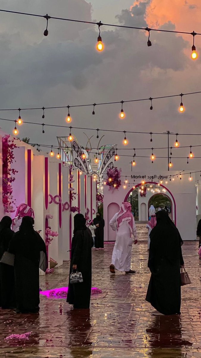 في ابهى مواسم #الطائف تتزين بجمال الورد الطائفي 🌸💕
#روزيار
#وزارة_الثقافة