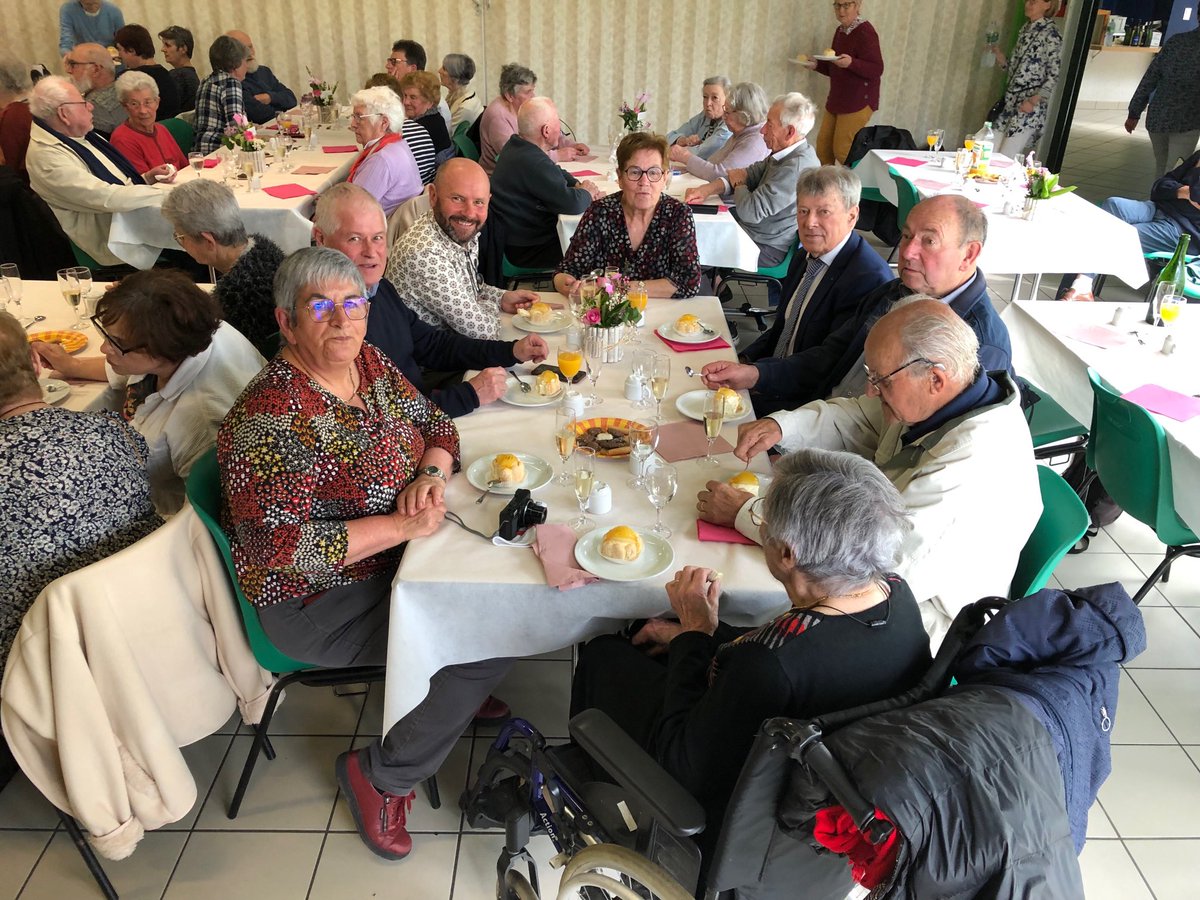 Goûter avec les clients accompagnés des salariés admr de Sulniac pour les quarante ans de l’association en présence des maires