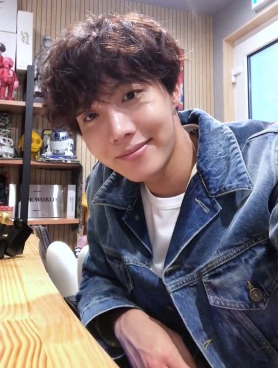 Hopeattack99's tweet photo. هوپی من
I vote #JHope for #ArtistaAsiatico at #SECAwards https://t.co/0ALFSsYep2