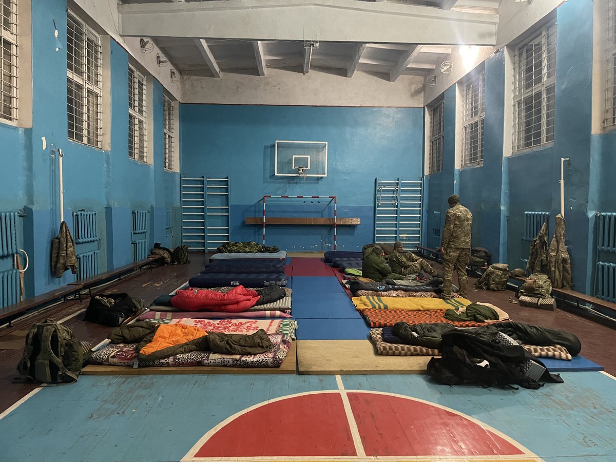 Team4Ukraine1's tweet photo. Operace Humvee sanitky - Dlouhý den 2. část 😴🇺🇦

Jižní kolona Team 4 Ukraine se blíží k městu Umaň, kde je domluvený bod setkání s 🇺🇦 jednotkou mariňáků, pro které bude jeden Humvee a kopa vybavení. To, že toto město bude jen o několik dní později terčem bombardování civilního sídliště s více než 20 mrtvými civilisty jsme netušili. Mariňáci navrhli setkání v tomto městě, protože pro nás by v rámci časového plánu byl Mykolajiv, kde je jednotka rozmístěna, příliš daleko. Druhá skupina se servisním vozem dohání zbytek týmu kousek před městem. Společně parkujeme na benzínové pumpě, kde má proběhnout setkání. Vykládáme z dodávek věci, které chceme krom Humvee a zdravotnického vybavení věnovat rotě mariňáků.

Netrvá dlouho a přijíždí velitel roty Denys, třicátník atletického vzhledu s upraveným vousem. Od pohledu reprezentativní voják. Společně s dalšími dvěma jeho kolegy se zdravíme, postupně se mariňáci seznámí s celým výjezdním týmem. Neztrácíme čas a ukazujeme jim jejich nové „fáro“ k záchraně životů jejich bratrů ve zbrani. Denys umí anglicky, takže nemusíme řešit překládání od našeho Bahdana, což urychluje vysvětlování. Ukazujeme vybavení, které k autu dáváme a vysvětlujeme, jak se co používá. Veliteli roty úplně svítí oči, krom vozu opět největší radost dělají intraoseální vrtačky a jehly. Je milé překvapení, že byť je takový přístroj pro paramediky vzácnost, zdá se že u každé jednotky je alespoň jeden medik nebo doktor, který tuto pomůcku zná a umí ji používat (tedy dokáže to naučit ostatní, když od nás přístroj dostanou). Dáváme klukům také krabici čelovek, powerbank a několik plně vybavených osobních lékárniček tzv. IFAKů.

Bavíme se s Denysem o jeho jednotce, není to jednoduché poslouchat. Bojovali na začátku války u Mariupolu, pak na dalších částech jižní fronty a nyní se připravují na protiofenzívu. Jejich prapor utrpěl za dobu trvání bojů 70% ztráty a tak jsou nyní u jednotky hlavně nováčci, kteří doplnili ztráty z předchozích měsíců. Mariňáci nám vysvětlují, že takové vozy, jako jsme jim dovezli, jsou doslova „božím darem“ a nadějí na záchranu mnoha životů. Slibujeme si dlouhodobější podporu a spolupráci s touto rotou, Denys je za podporu české veřejnosti opravdu moc vděčný. Před rozloučením si dáváme společnou fotografii u Humvee a dostáváme krásný dárek. Hoši nám dovezli vlajku se znakem jejich jednotky a také nám někteří z nich podepsali ukrajinskou vlajku (tyhle věci rozhodně poputují v čechách do muzea).

Humvee spolu s mariňáky odjíždí směr jižní fronta a my nasedáme do našich tří dodávek směr Dnipro, kde máme možnost nocování přes kamarádku obdarovaných mariňáků a taky setkání s reportérem Českého rozhlasu Martinem Dorazínem. Je už notně pozdní hodina, ale máme naštěstí povolení k nočním přejezdům a na blockpostech jde vše bez problému. Na místo setkání dorážíme kolem 02:00 ráno, je to takový omšelý průmyslový areál. Po chvilce čekání skutečně přichází Lena, která nás navádí do areálu. Po zaparkování vozidel (jízda po městě v zatemnění je docela náročná na orientaci), bereme spacáky a malé batůžky z aut a jdeme hlouběji do areálu. Lena nás zavádí do tělocvičny, hle jsme v budově internátní školy! Tu bychom tady opravdu nehledali. Lena a její přátelé nám na podlahu tělocvičny připravili matrace a deky, takže se poprvé od přejezdu polské hranice vyspíme jako lidi. Všichni jsou vyčerpaní a za chvilku je v tělocvičně hrobové ticho, jen Sully a Rošťák si ještě upřesňují plán na další den, ten už budeme trávit ve frontových oblastech v Doněcké oblasti. Dvě čelovky nad mapou po chvíli zhasínají a spát jdou i poslední ze skupiny.

Pokračování zítra…

Líbí se vám naše činnost a chcete také podpořit pomoc Ukrajině? Prosím pošlete nám příspěvek na tento transparentní účet 2801169198/2010 Děkujeme! 🙏